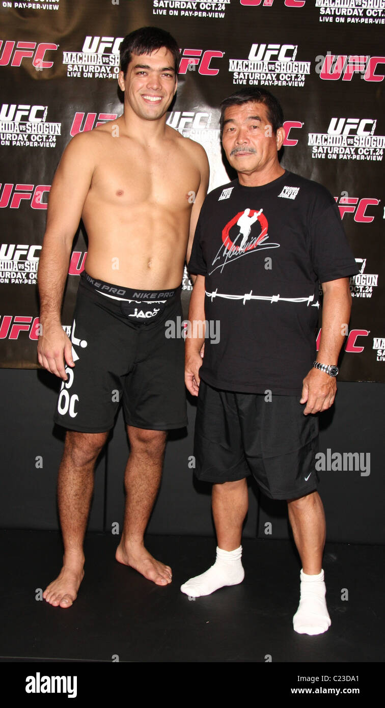 Lyoto Machida et père, Yoshizo Machida l'Ultimate Fighting Championship (UFC) a tenu une séance d'entraînement avec la lumière de l'UFC Banque D'Images