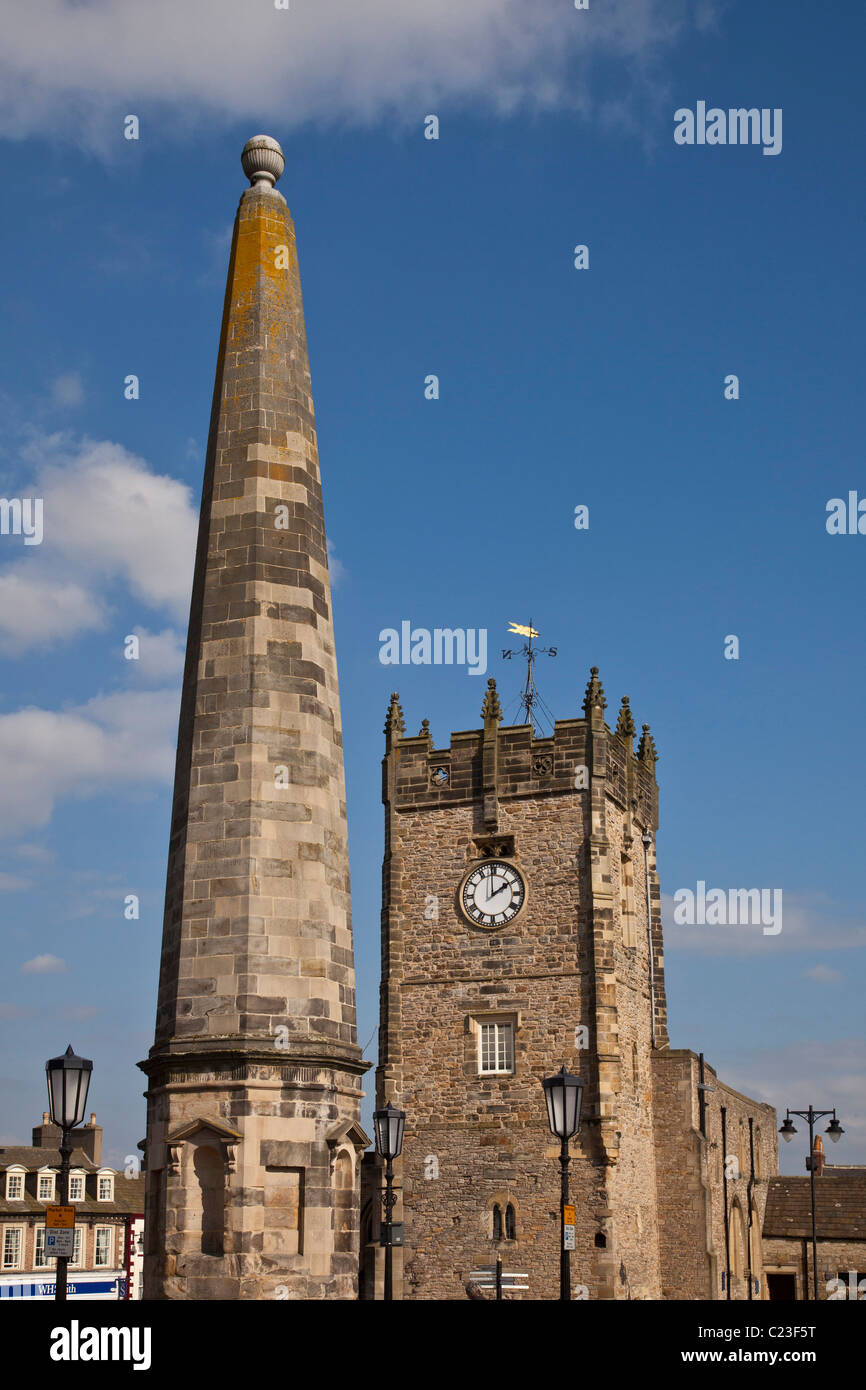 L'Obélisque et de l'église Trinity tower, Place du marché, Richmond, North Yorkshire Banque D'Images
