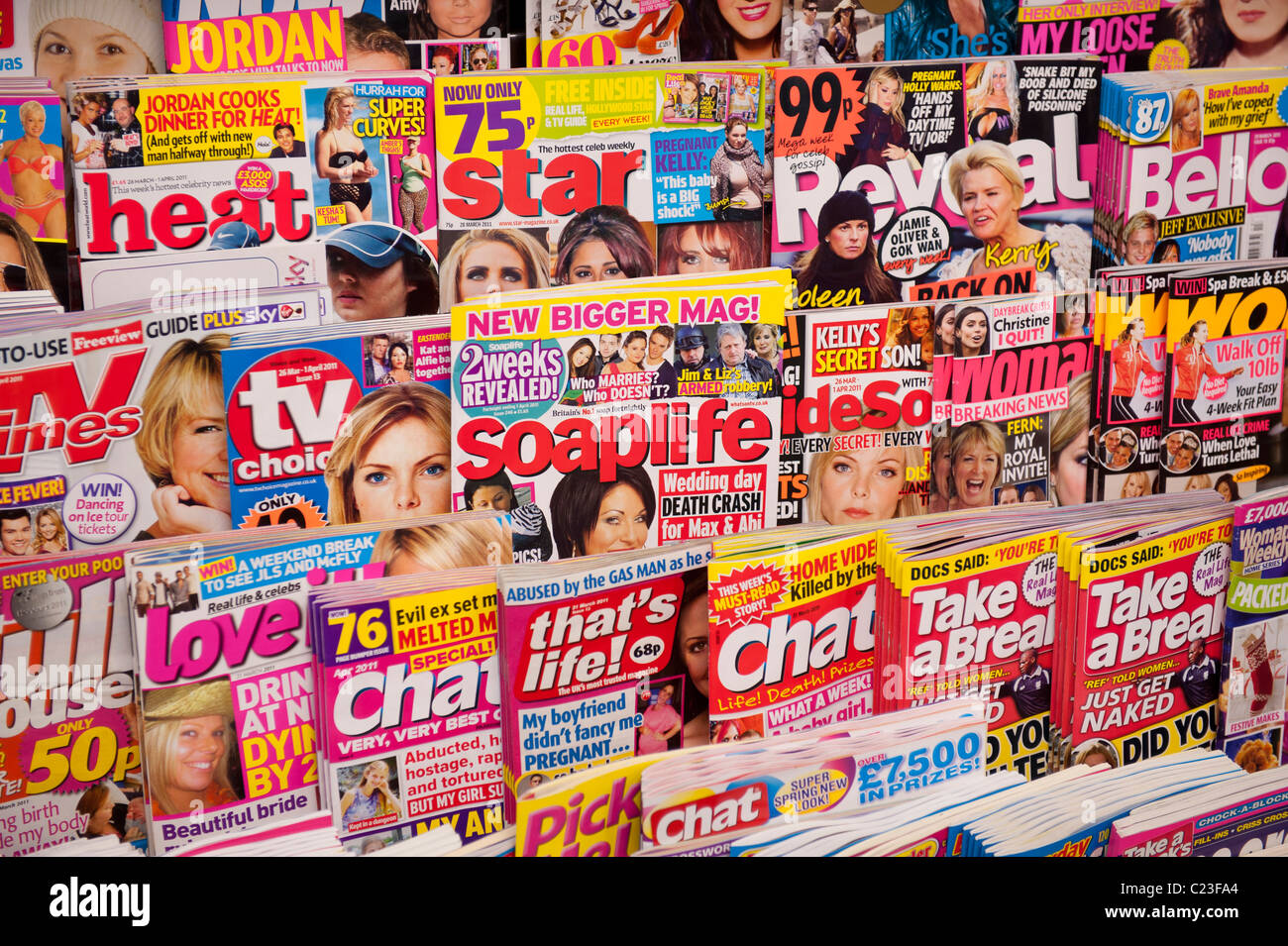 Des présentoirs de télévision TV hebdomadaire du savon et de magazines de divertissement de style de vie des femmes en vente dans un magasin de tabac-UK [2011] Banque D'Images
