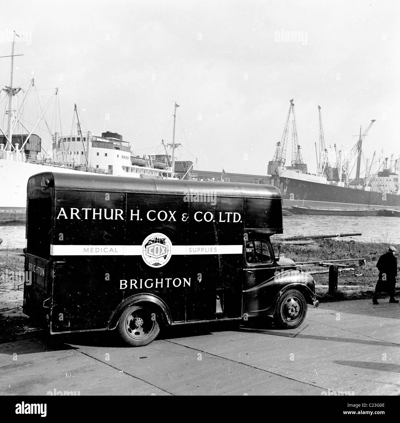 Années 1950, l'Angleterre. Le camion de livraison d'Arthur H. Cox & Co.,  Ltd de Brighton, une compagnie suppplies médical stationné sur les quais  Photo Stock - Alamy
