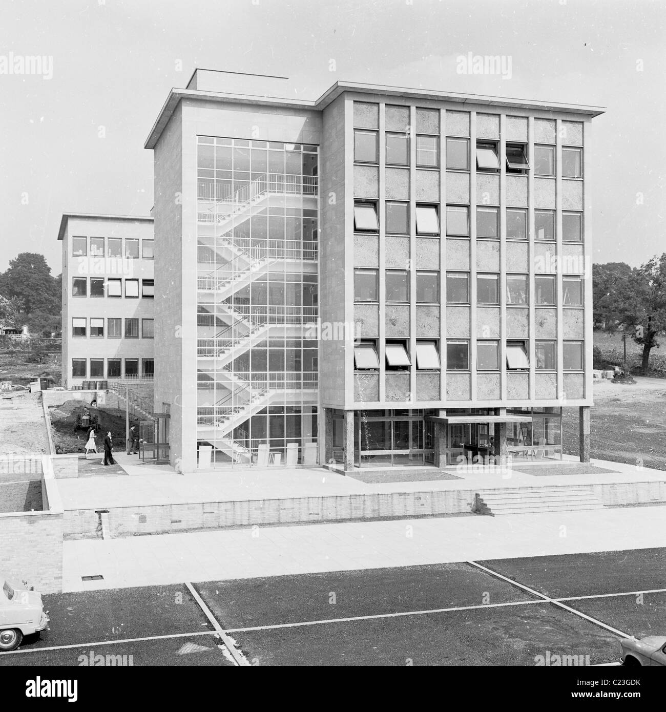 De l'extérieur d'un nouvel immeuble de bureaux des années 1960, la Nouvelle-Zélande, dans le bâtiment historique par J Allan l'argent comptant. Banque D'Images