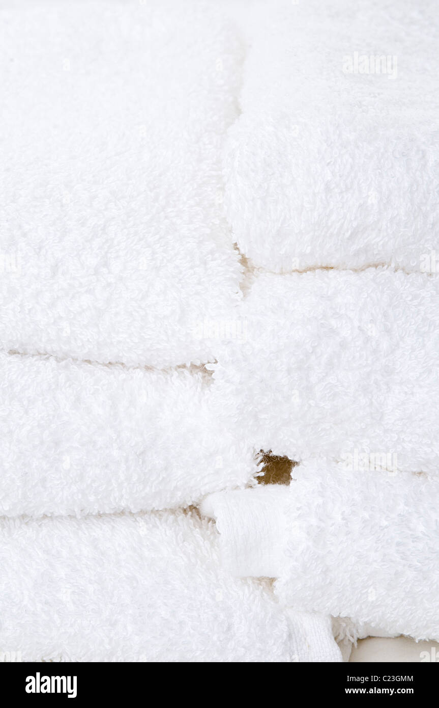 Serviettes blanches moelleuses et souples en tissu éponge doux propre et fraîche d'éponge, tissu éponge, terry un tissu avec des boucles terrytowel t Banque D'Images