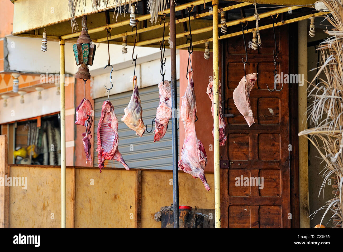 Morceaux de viande suspendus à des crochets de boucher de la ville de Siwa, désert de l'ouest, l'Egypte Banque D'Images