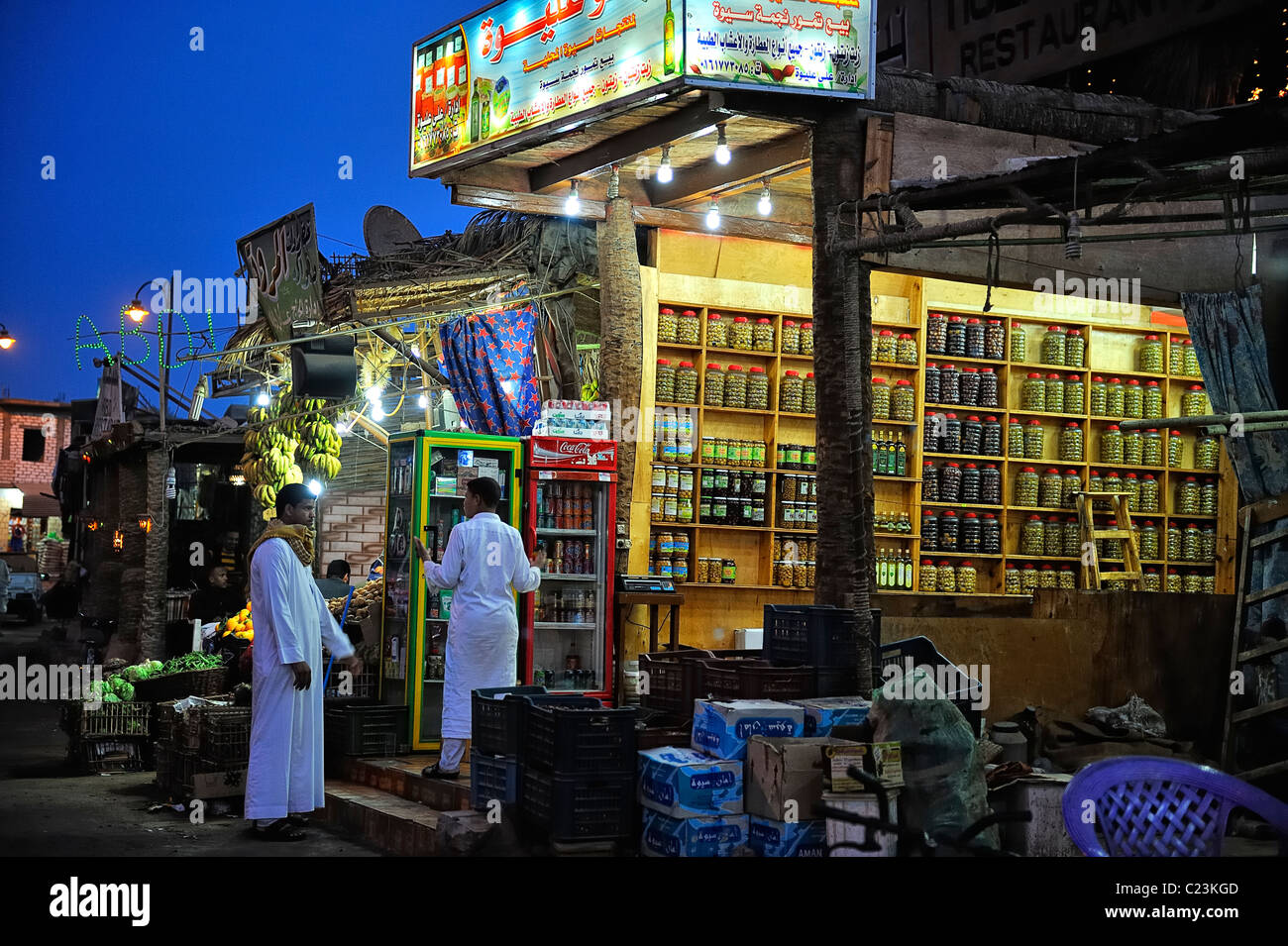 Magasin d'illuminés de nuit dans la ville de Siwa, désert de l'ouest, l'Egypte Banque D'Images