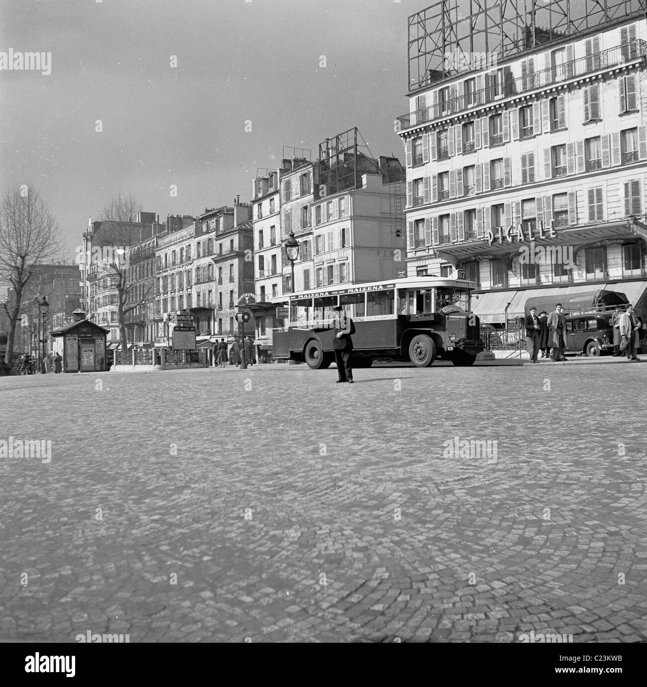 Années 1950, la France. La rue pavée du Boulevard de Clichy à Pigalle à Montartre, Paris. Banque D'Images
