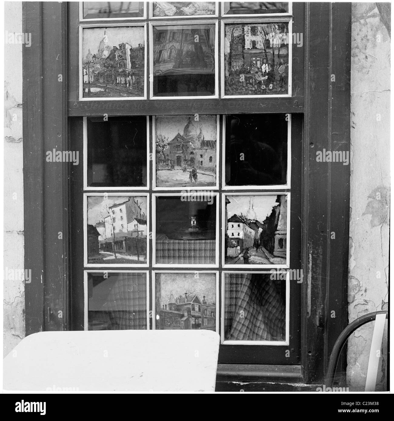 Paris, France, 1950. Eugene Café, Place du Tertre. Photo par J Allan Paiement montre des peintures dans la petite fenêtre de volets. Banque D'Images