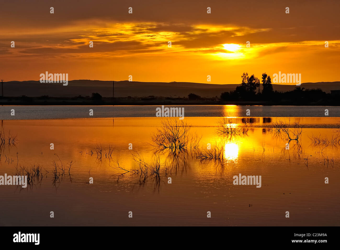 Coucher de soleil sur un lac salé à Fatnas Island près de la ville de Siwa, désert de l'ouest, l'Egypte Banque D'Images