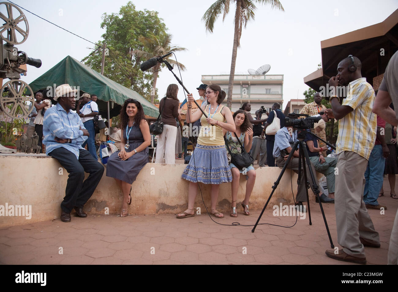 Interview d'une équipe de tournage un film africain bouilloire pendant le FESPACO à Ouagadougou Banque D'Images
