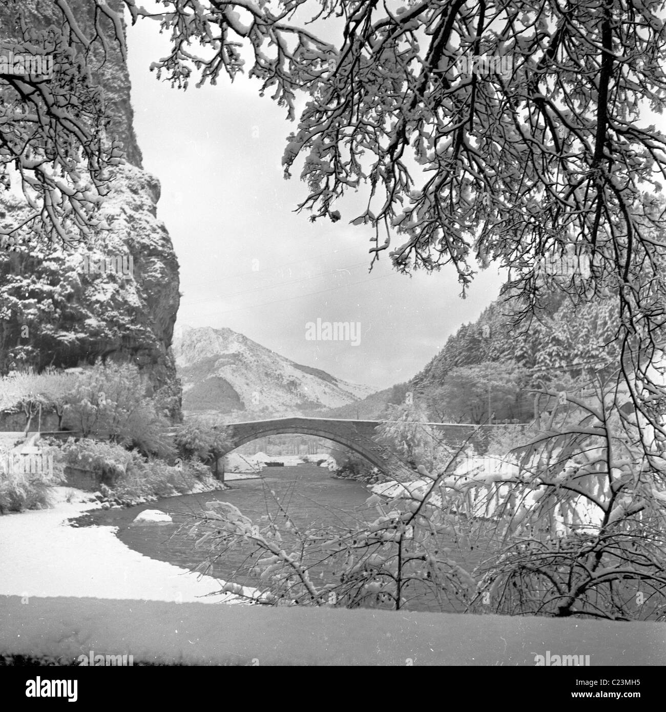 Années 1950. La France. Jour heure scène d'hiver avec un pont dans la distance traversant la rivière Verdon, Castellance, Provence. Banque D'Images