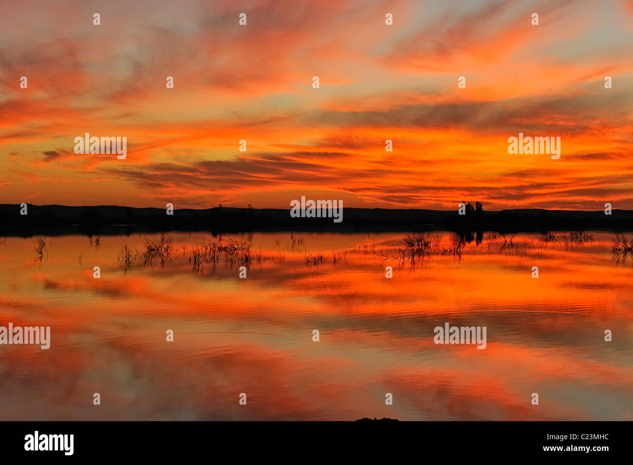 Coucher de soleil sur un lac salé à Fatnas Island près de la ville de Siwa, désert de l'ouest, l'Egypte Banque D'Images