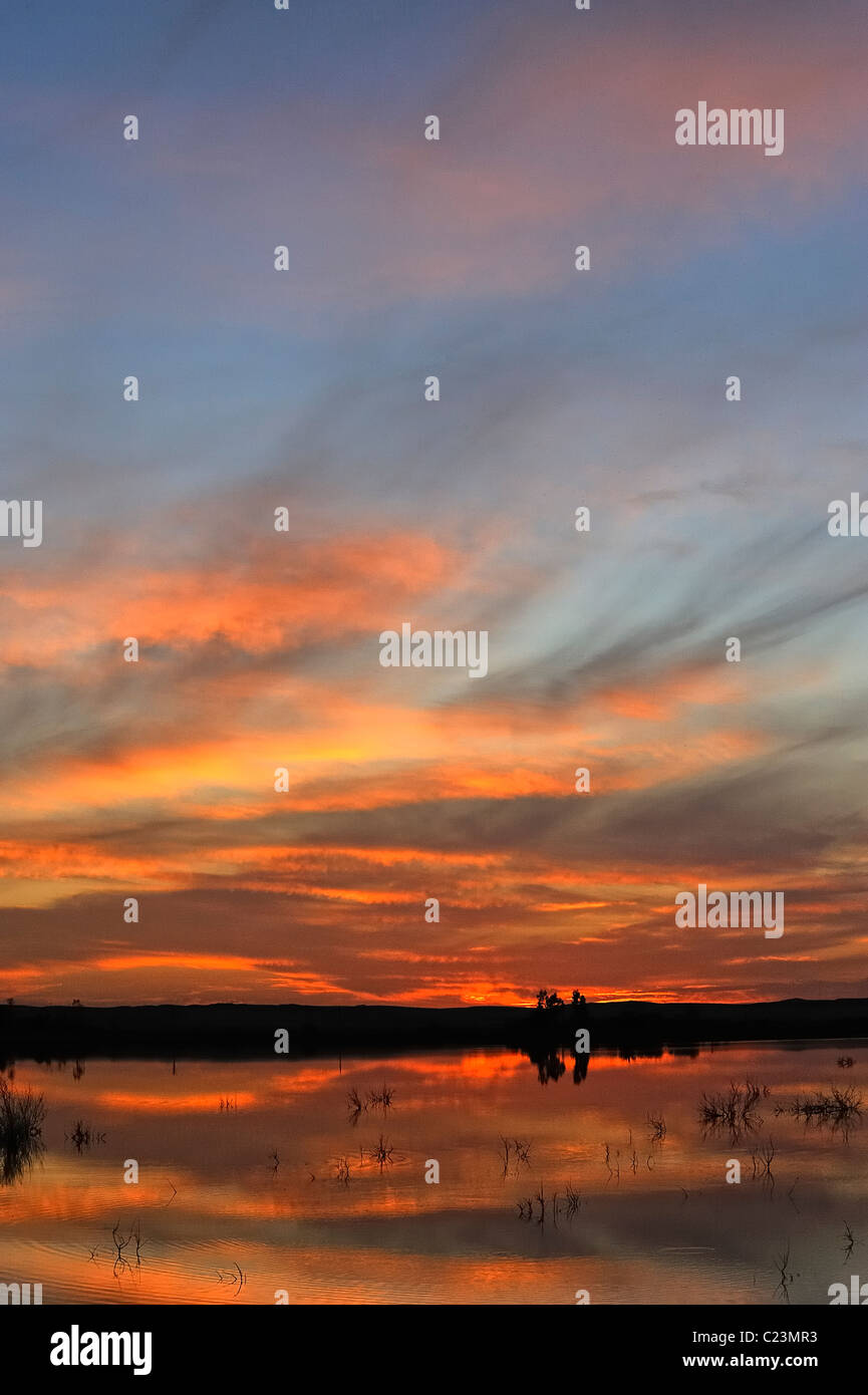 Coucher de soleil sur un lac salé à Fatnas Island près de la ville de Siwa, désert de l'ouest, l'Egypte Banque D'Images