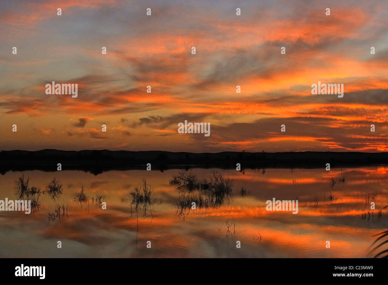 Coucher de soleil sur un lac salé à Fatnas Island près de la ville de Siwa, désert de l'ouest, l'Egypte Banque D'Images