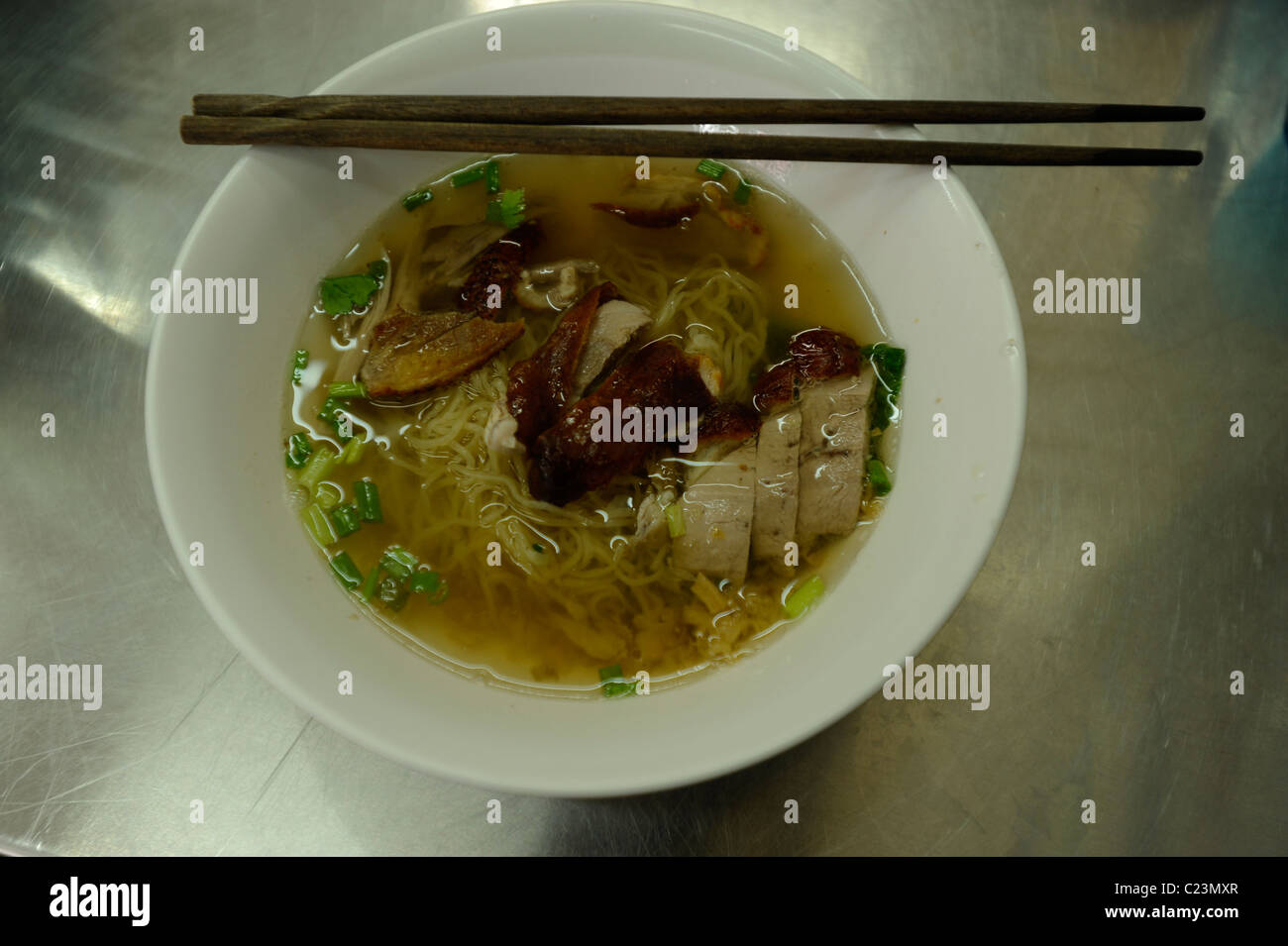 Nouilles chinoises jaune canard grillé avec délicatesse chinois, thaïlandais, Bangkok, Thaïlande Banque D'Images