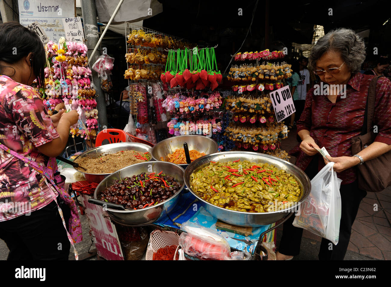 Diverses Collations et desserts thaïlandais vendu par chef de la rue au sein d'un marché caché, Chinatown, Bangkok, Thaïlande Banque D'Images