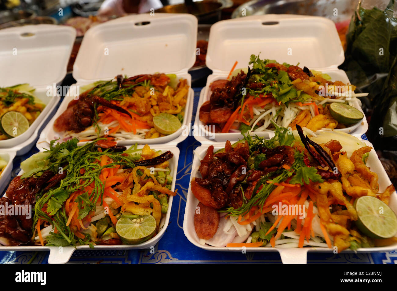Pâte de crevettes ( riz Khao klook kapai) dans la boîte de mousse, thai street food , fast food style thaïlandais, Bangkok, Thaïlande Banque D'Images