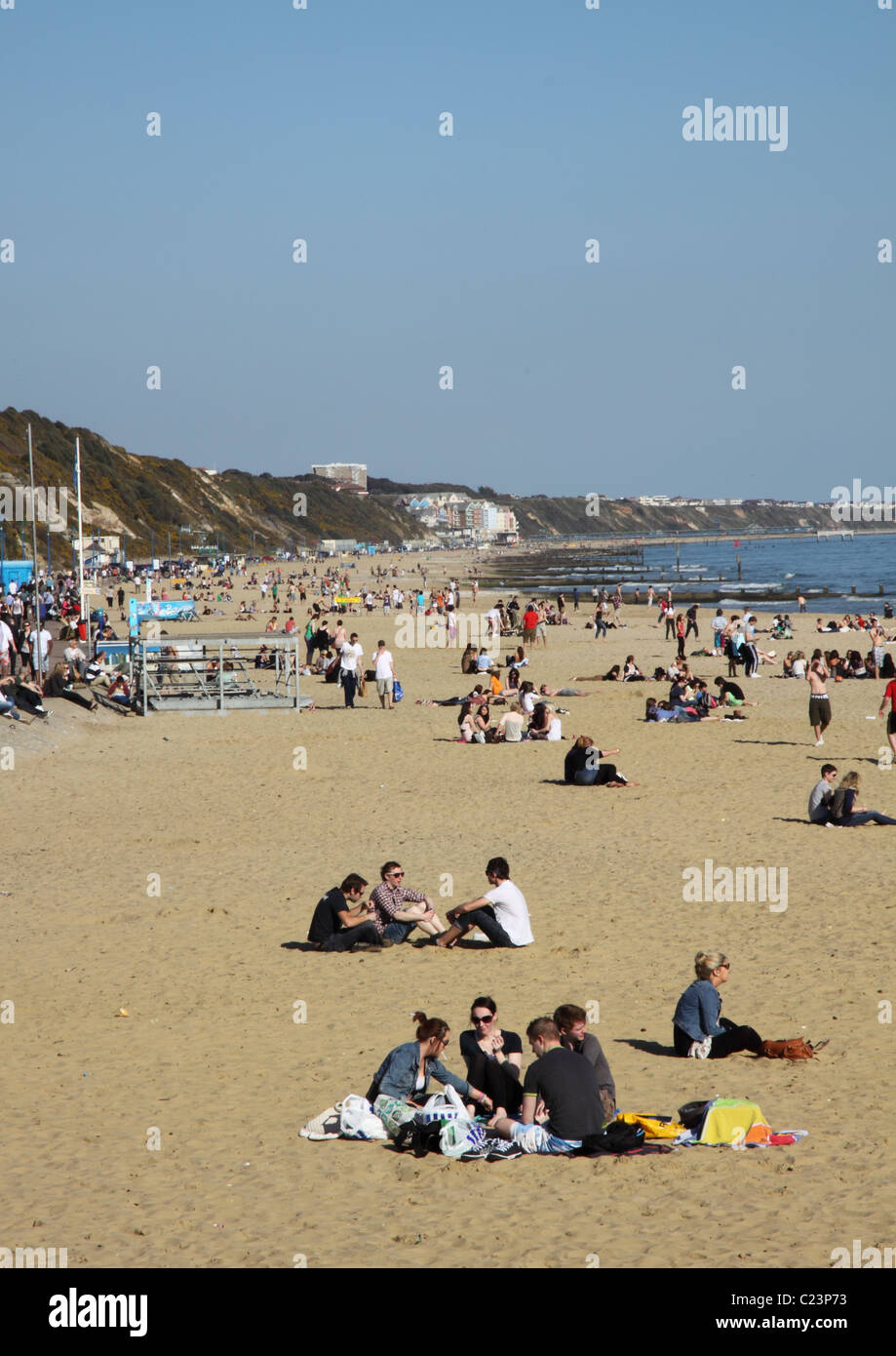 Les gens se détendre au printemps sur la plage de Bournemouth Banque D'Images