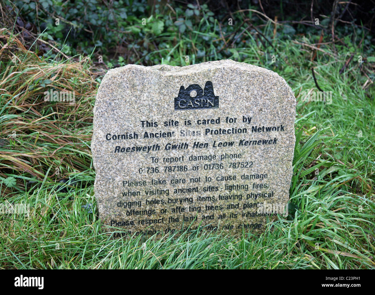 Une tablette en pierre étaient inscrits les mots Ce site est entretenu par Cornish Sites Anciens Protection Network CASPN, Cornwall, Banque D'Images