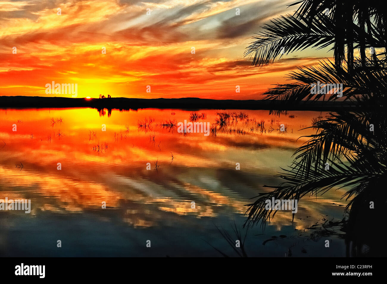 Coucher de soleil sur un lac salé à Fatnas Island près de la ville de Siwa, désert de l'ouest, l'Egypte Banque D'Images