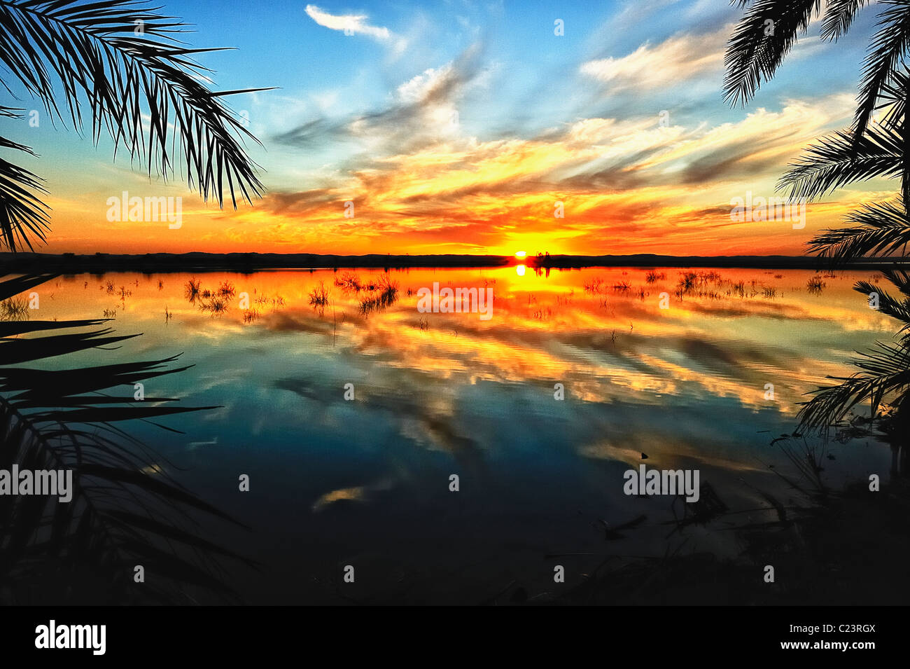 Coucher de soleil sur un lac salé à Fatnas Island près de la ville de Siwa, désert de l'ouest, l'Egypte Banque D'Images