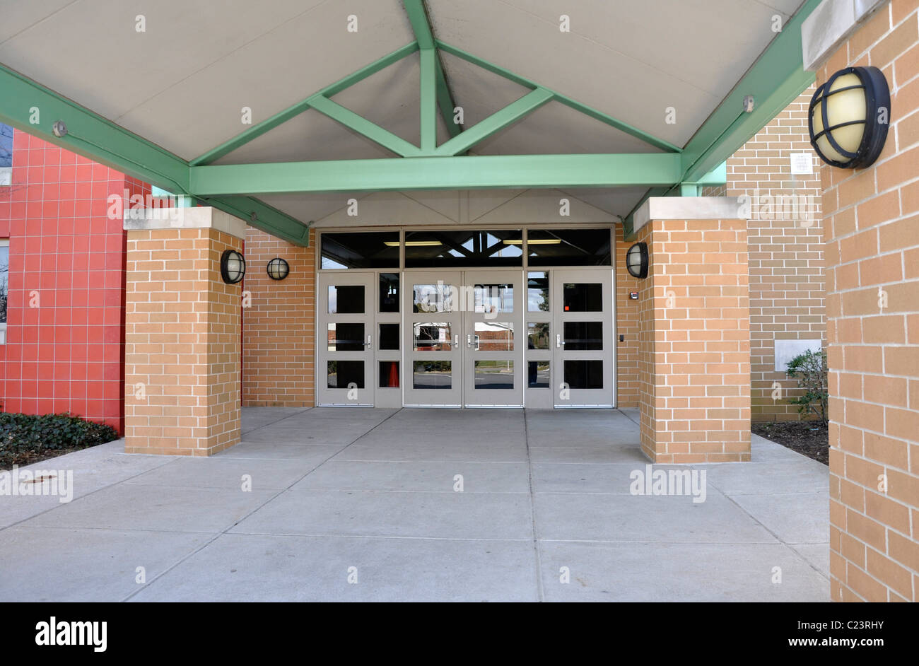 Portes d'entrée couverte pour un bâtiment de l'école moderne Banque D'Images