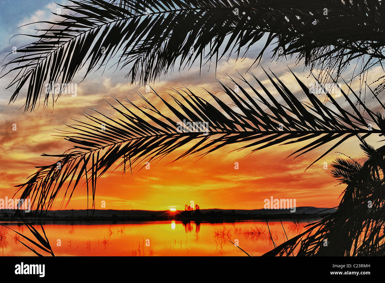 Coucher de soleil sur un lac salé à Fatnas Island près de la ville de Siwa, désert de l'ouest, l'Egypte Banque D'Images