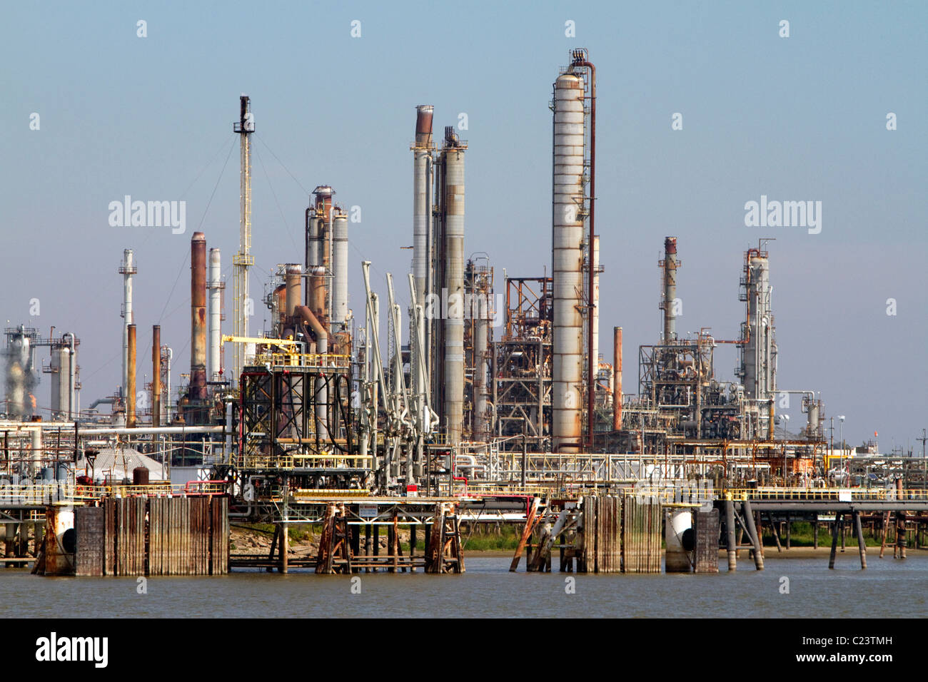 Raffinerie de pétrole sur le fleuve du Mississippi près de La Nouvelle-Orléans, Louisiane, Etats-Unis. Banque D'Images