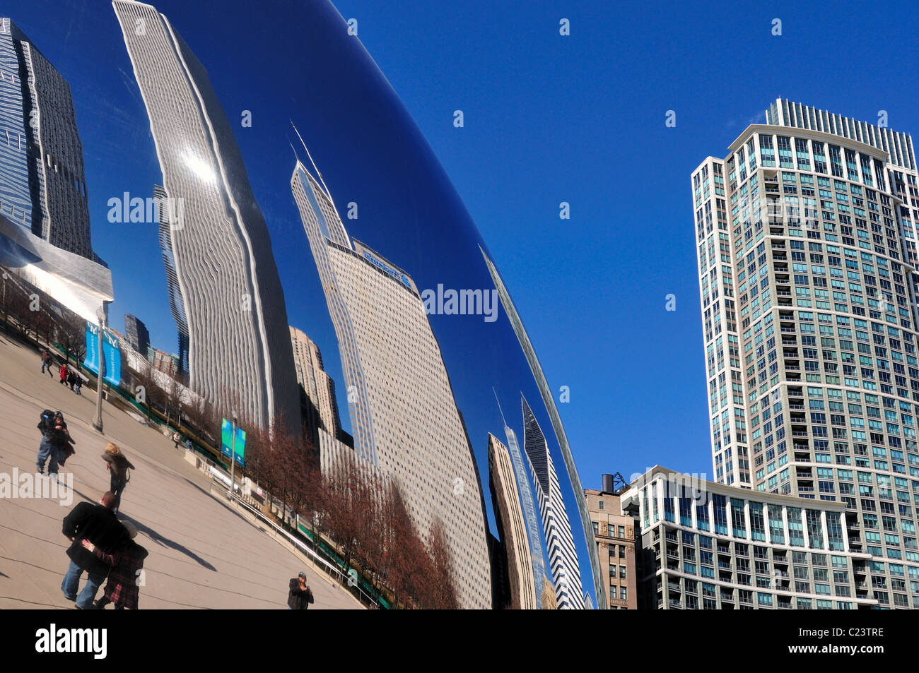 Boucle Nord bâtiments skyline réflexion sur Cloud Gate sculpture fusionne avec une vue réelle de la 55 E. Randolph Building Chicago, Illinois, USA. Banque D'Images