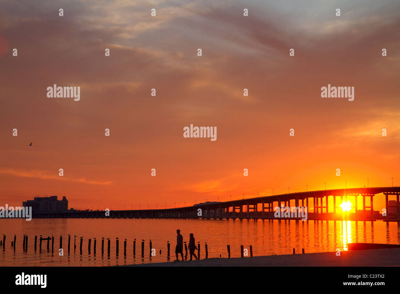 Le Pont de la baie de Biloxi États-unis porte sur la Route 90 entre la baie de Biloxi Biloxi et Ocean Springs, Mississippi, USA. Banque D'Images