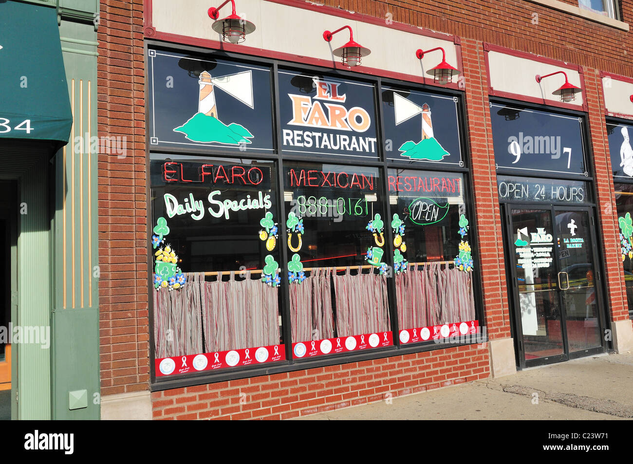 Restaurant et taverne ethnique mexicaine décorée pour la fête de l'irlandais le jour de la Saint Patrick. Elgin, Illinois, USA. Banque D'Images