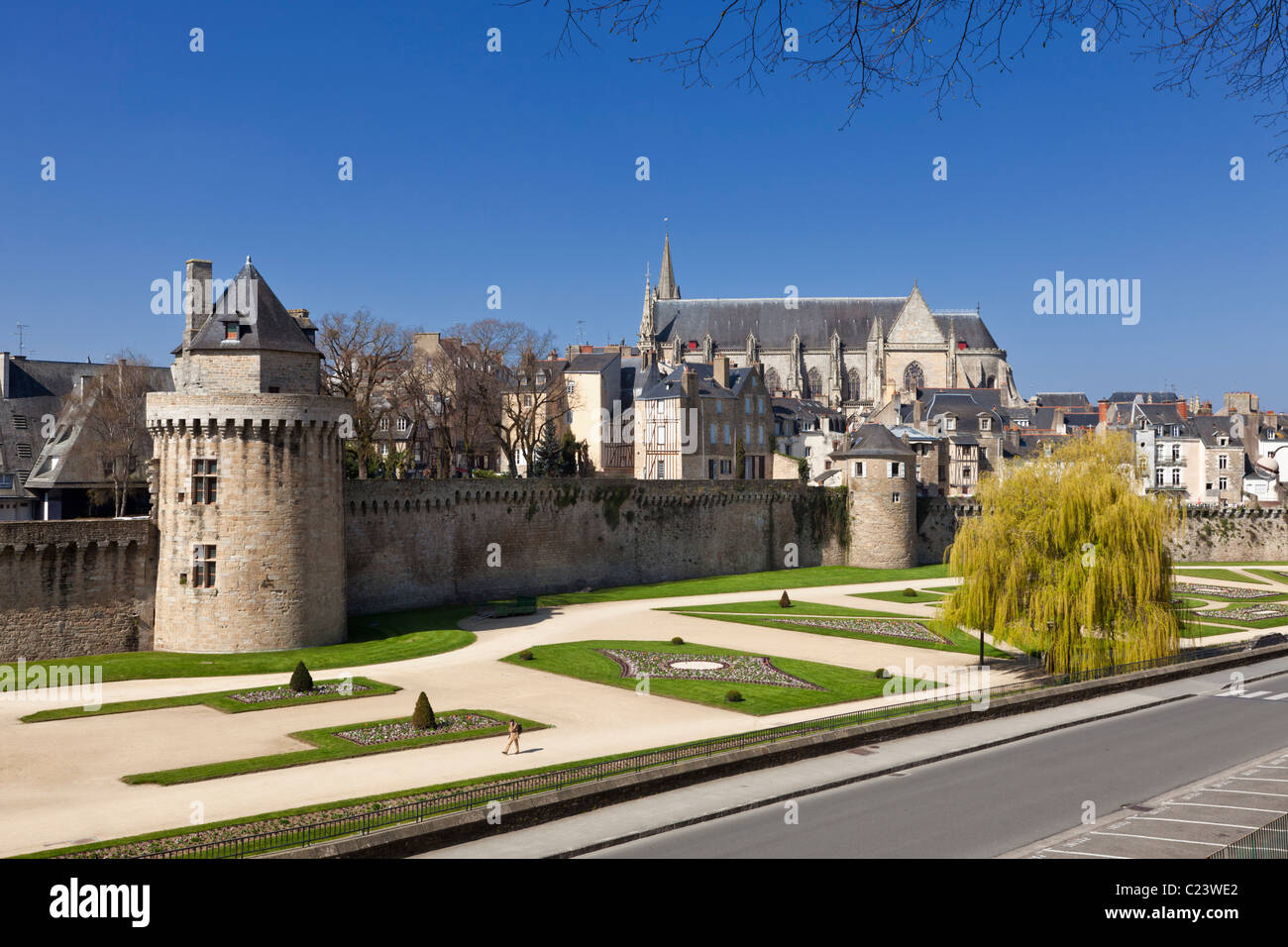 Les murs de la ville, les jardins, la cathédrale et la Tour du Connétable à Vannes, Morbihan, Bretagne, France Banque D'Images