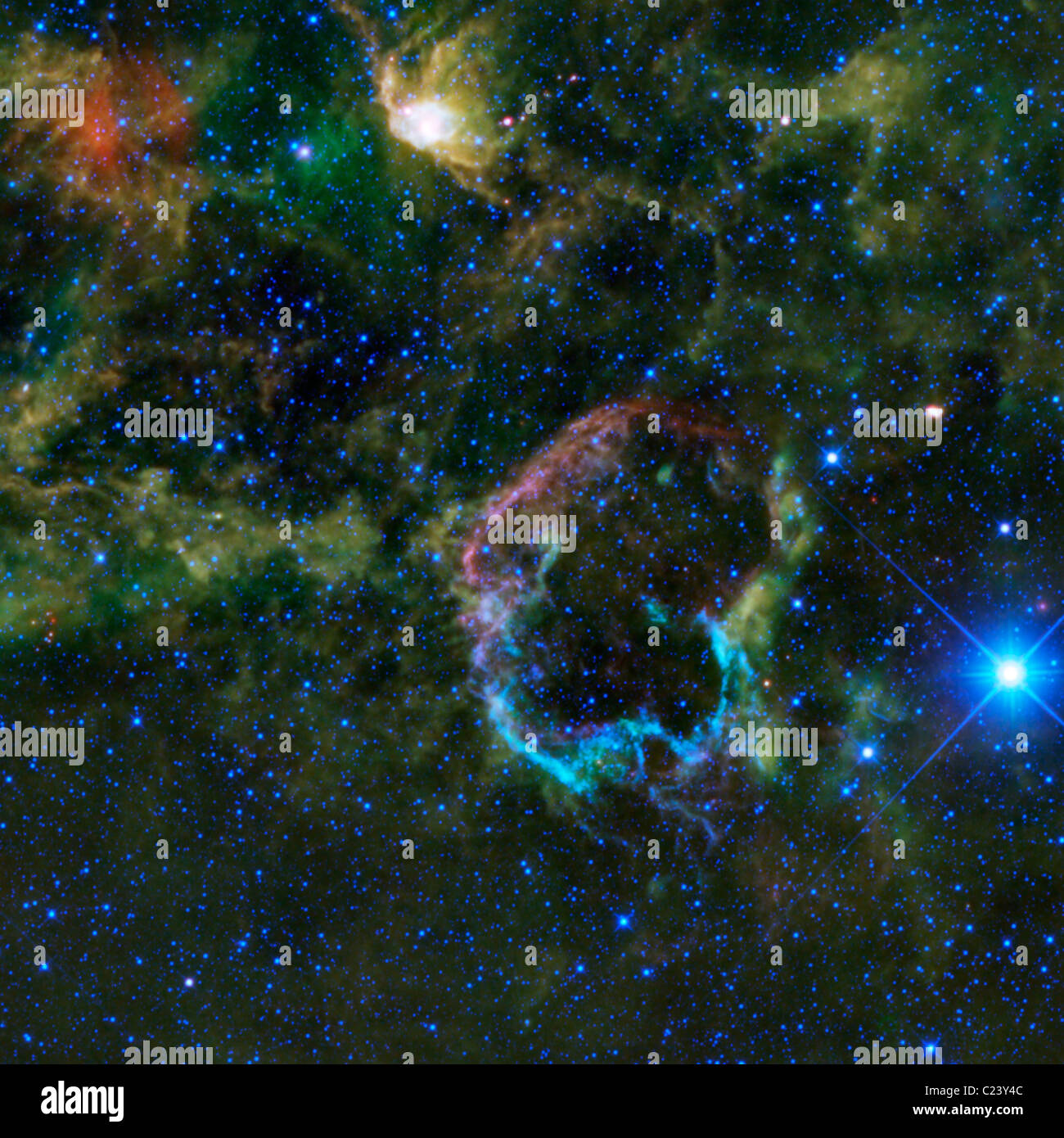Supernova nébuleuse colorée IC 443 comme vu par la NASA's Wide-field Infrared Survey Explorer, ou sage. Banque D'Images