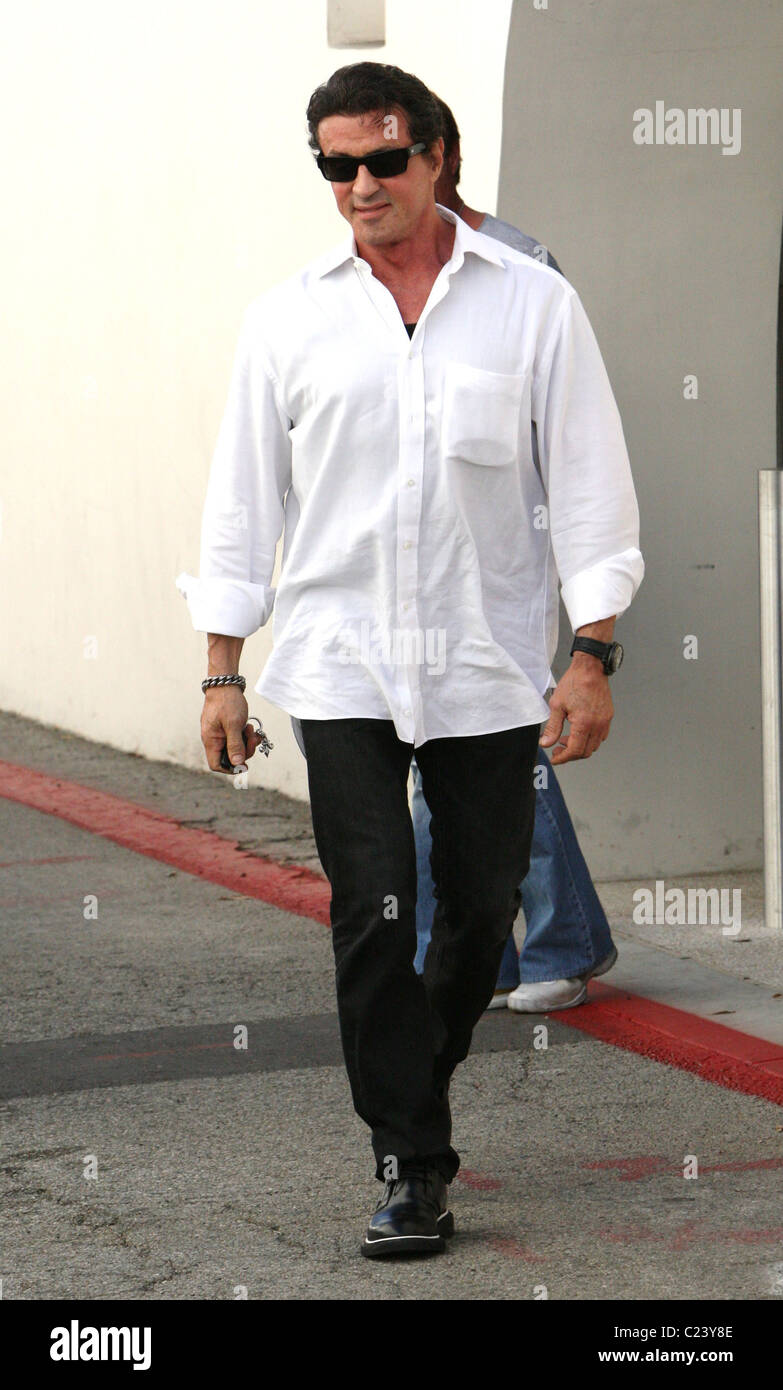 Sylvester Stallone en laissant le Grand Passage restaurant après avoir déjeuner avec l'acteur Arnold Schwarzenegger, Los Angeles Banque D'Images