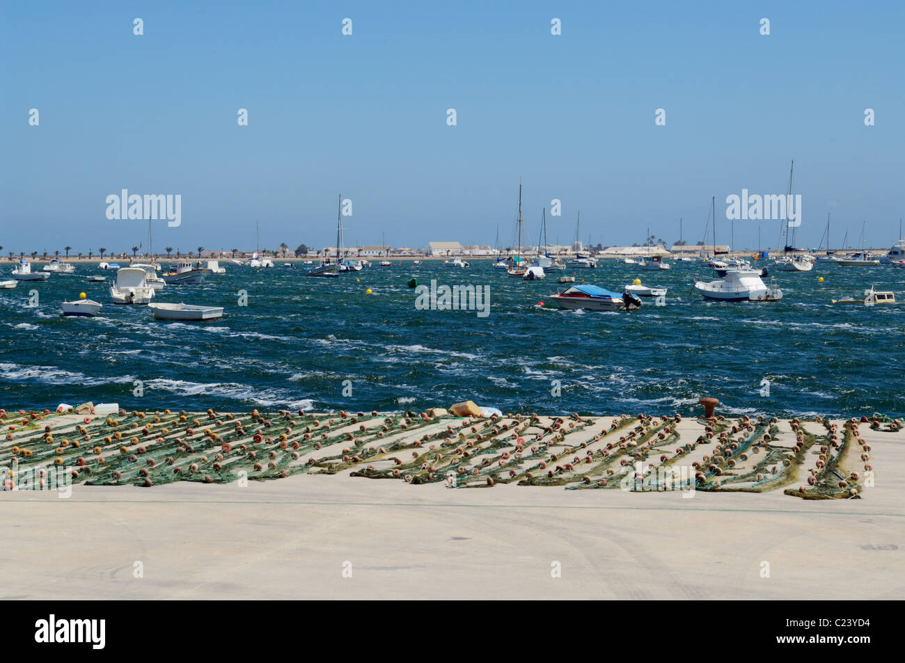Les filets de pêche alignés sur le quai en Méditerranée port de San Pedro del Pinatar, Murcia, Espagne. Banque D'Images