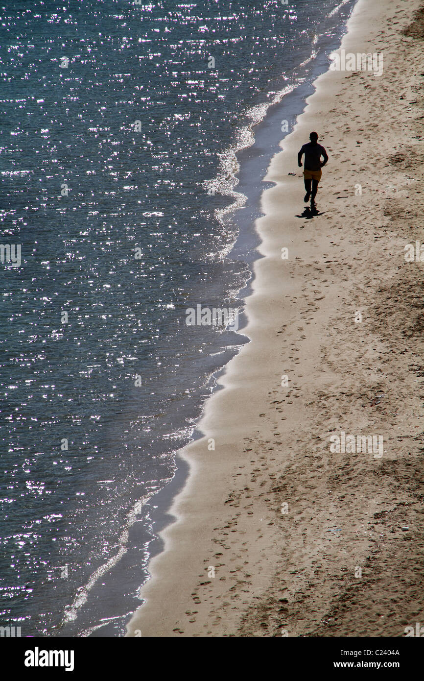 Jogger sur la plage. Banque D'Images