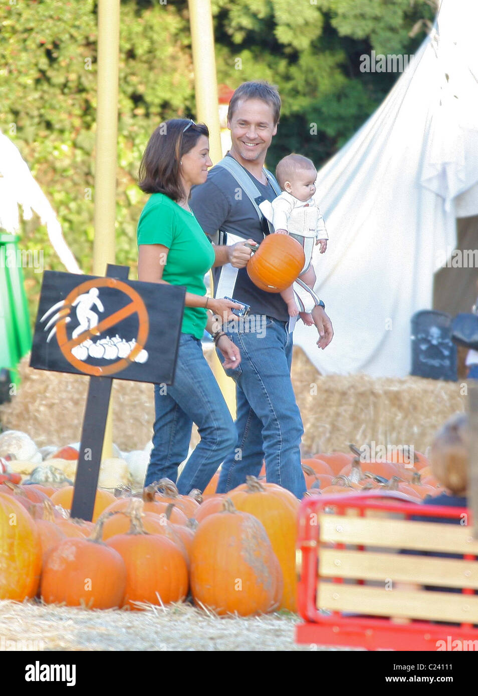 Chad Lowe, Kim et peintre peintre Mabel fille rendre visite à M. Lowe os citrouille pour sélectionner un potiron pour Halloween. Los Banque D'Images