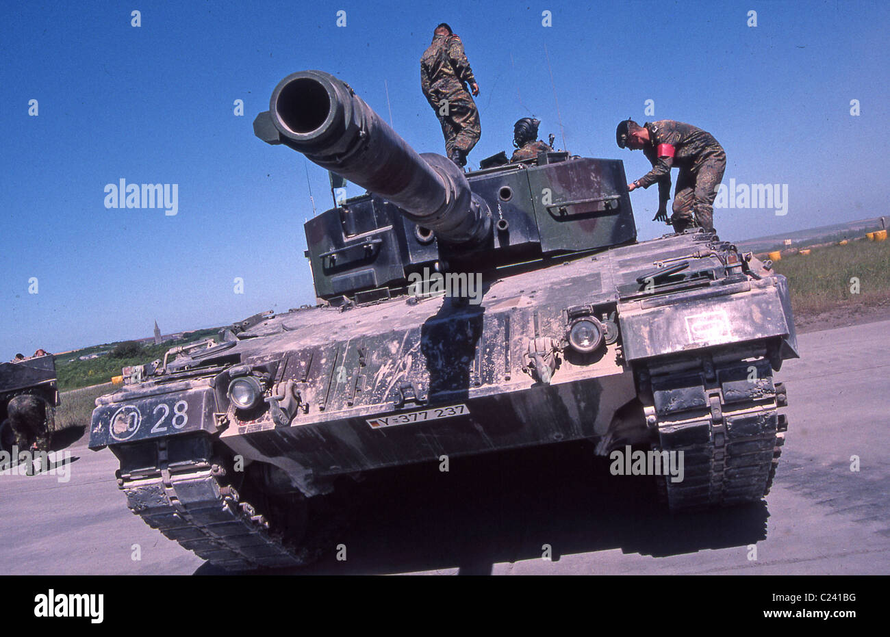 Leopard 2 char de combat principal allemand sur les rangers dans l'ouest du pays de Galles Banque D'Images