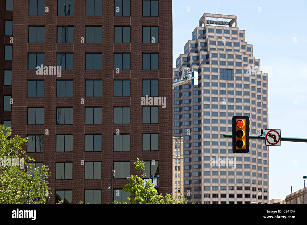 Feux de circulation et aucun à gauche au-dessus de la rue San Antonio Texas USA Banque D'Images