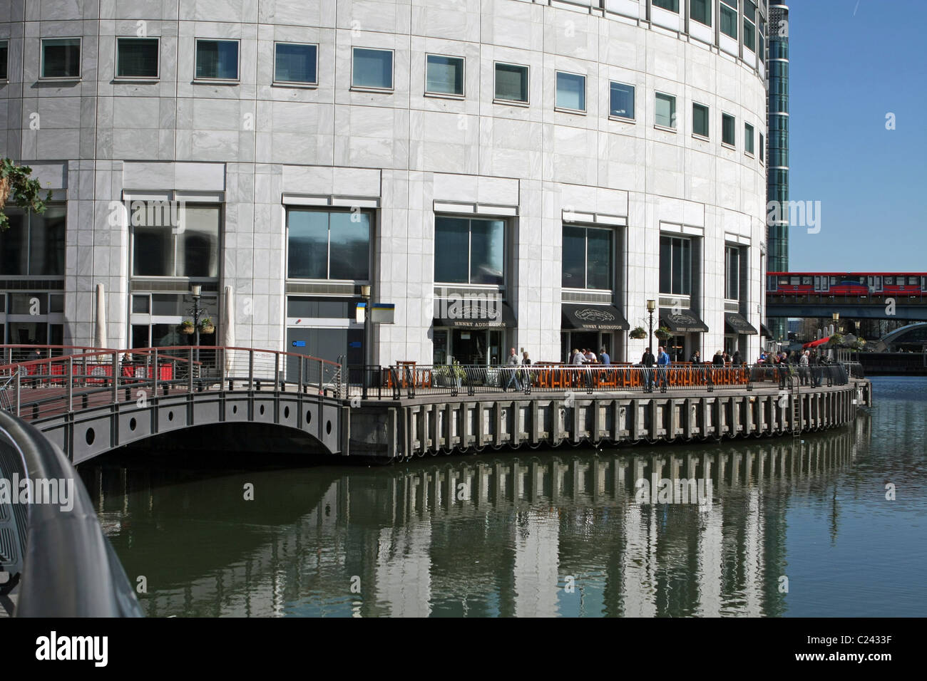 Un pont et les bâtiments sur le côté de milieu Dock, Canary Wharf, Londres, Angleterre Banque D'Images