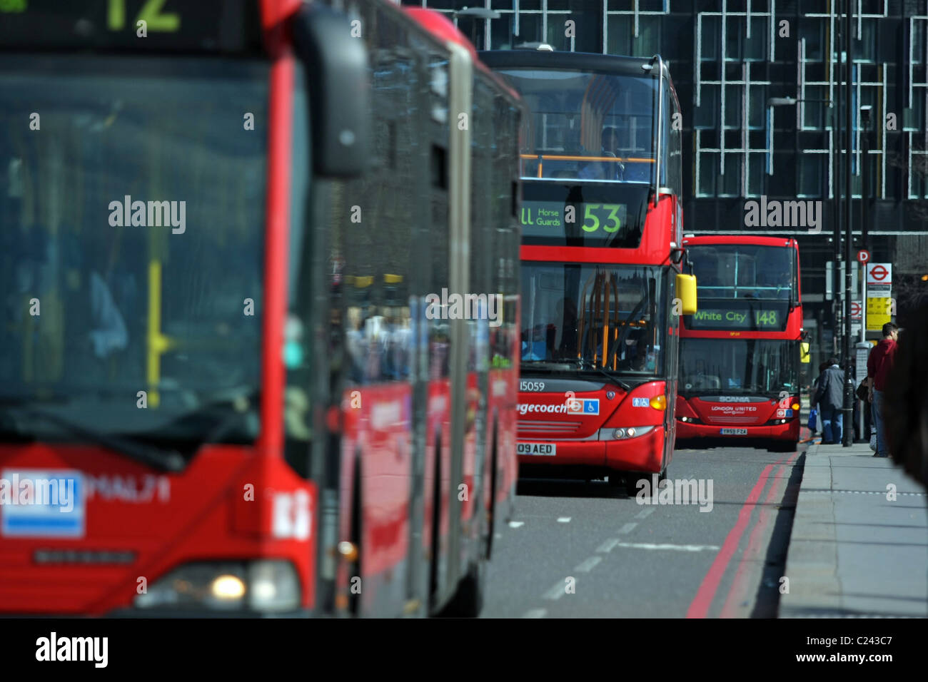 Plusieurs red London autobus voyageant le long d'une route à Londres, Angleterre Banque D'Images