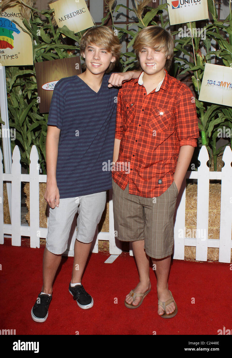 Dylan Sprouse et Cole Sprouse Ronald McDonald Camp pour une bonne fois 17e Carnaval Halloween tenue à Universal Studios Banque D'Images