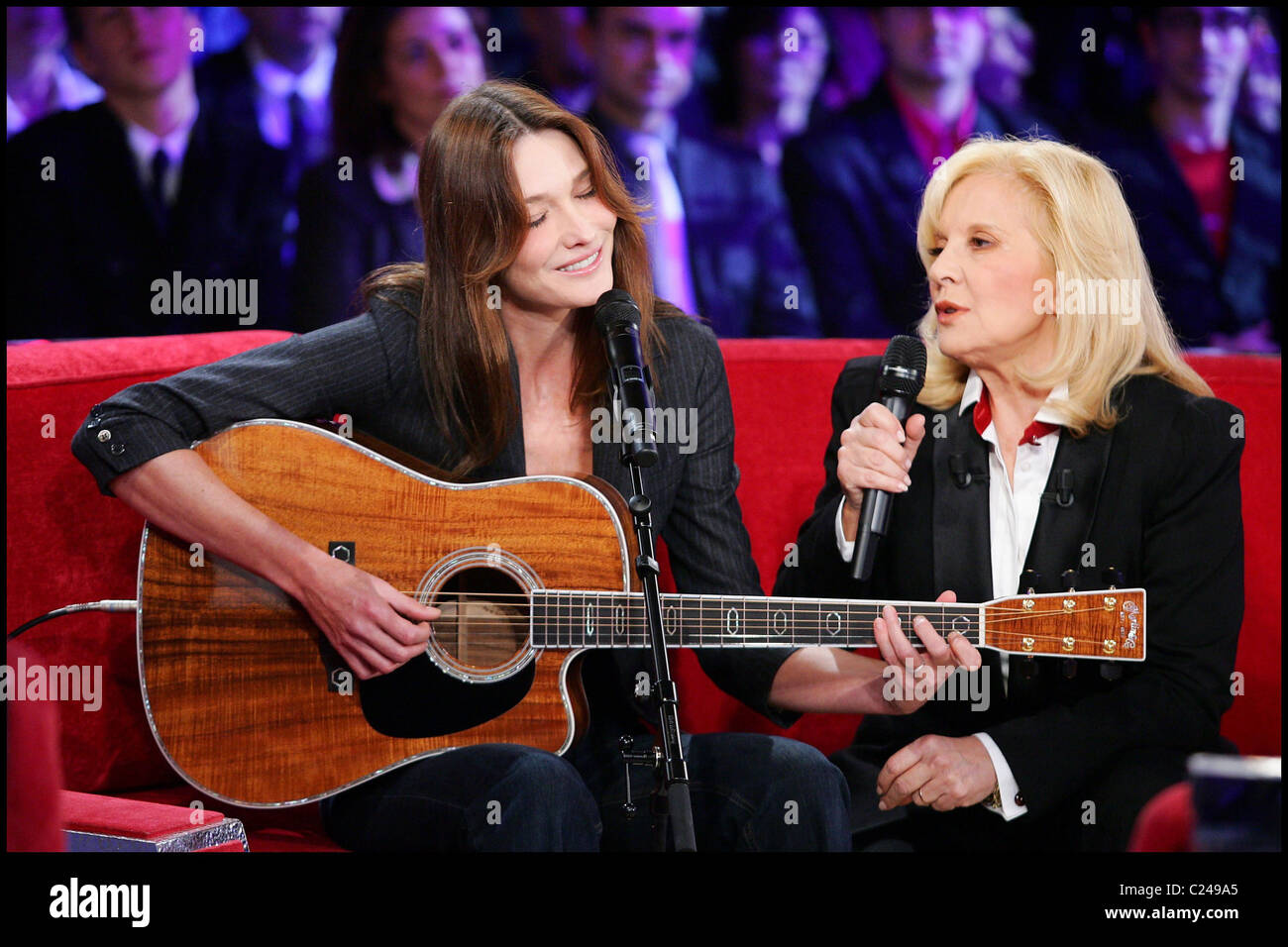 Carla Bruni Sarkozy joue de la guitare avec la chanteuse Sylvie Vartan sur  la télévision française show 'Vivement Dimanche' Paris, France Photo Stock  - Alamy