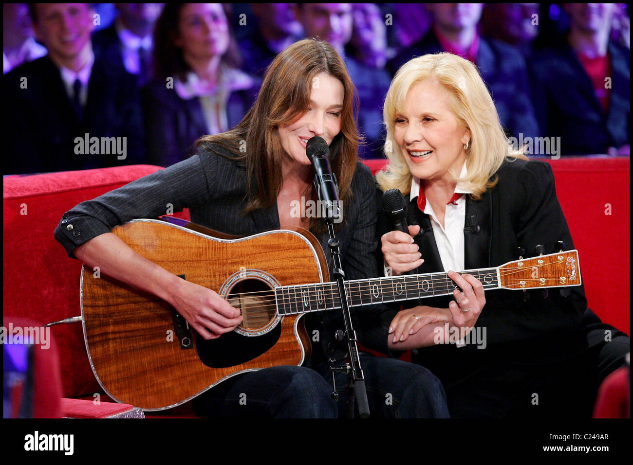Carla Bruni Sarkozy joue de la guitare avec la chanteuse Sylvie Vartan sur  la télévision française show 'Vivement Dimanche' Paris, France Photo Stock  - Alamy