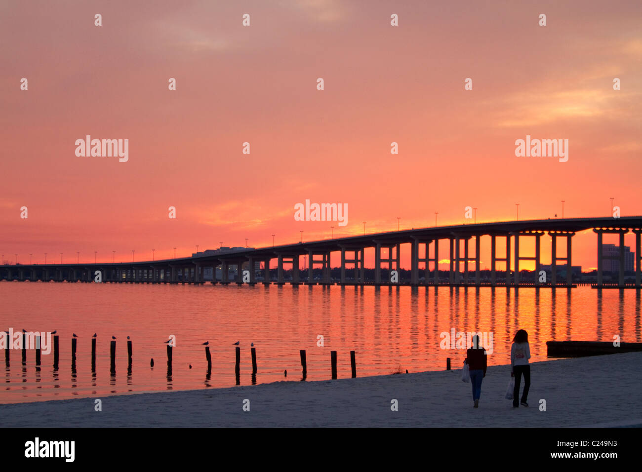 Le Pont de la baie de Biloxi États-unis porte sur la Route 90 entre la baie de Biloxi Biloxi et Ocean Springs, Mississippi, USA. Banque D'Images