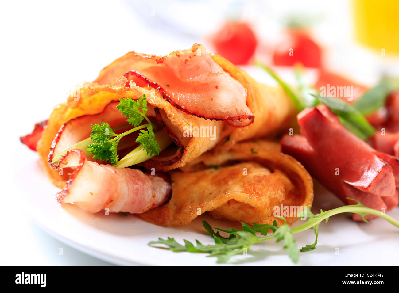 Petit-déjeuner frit - Omelette au bacon et saucisses Banque D'Images