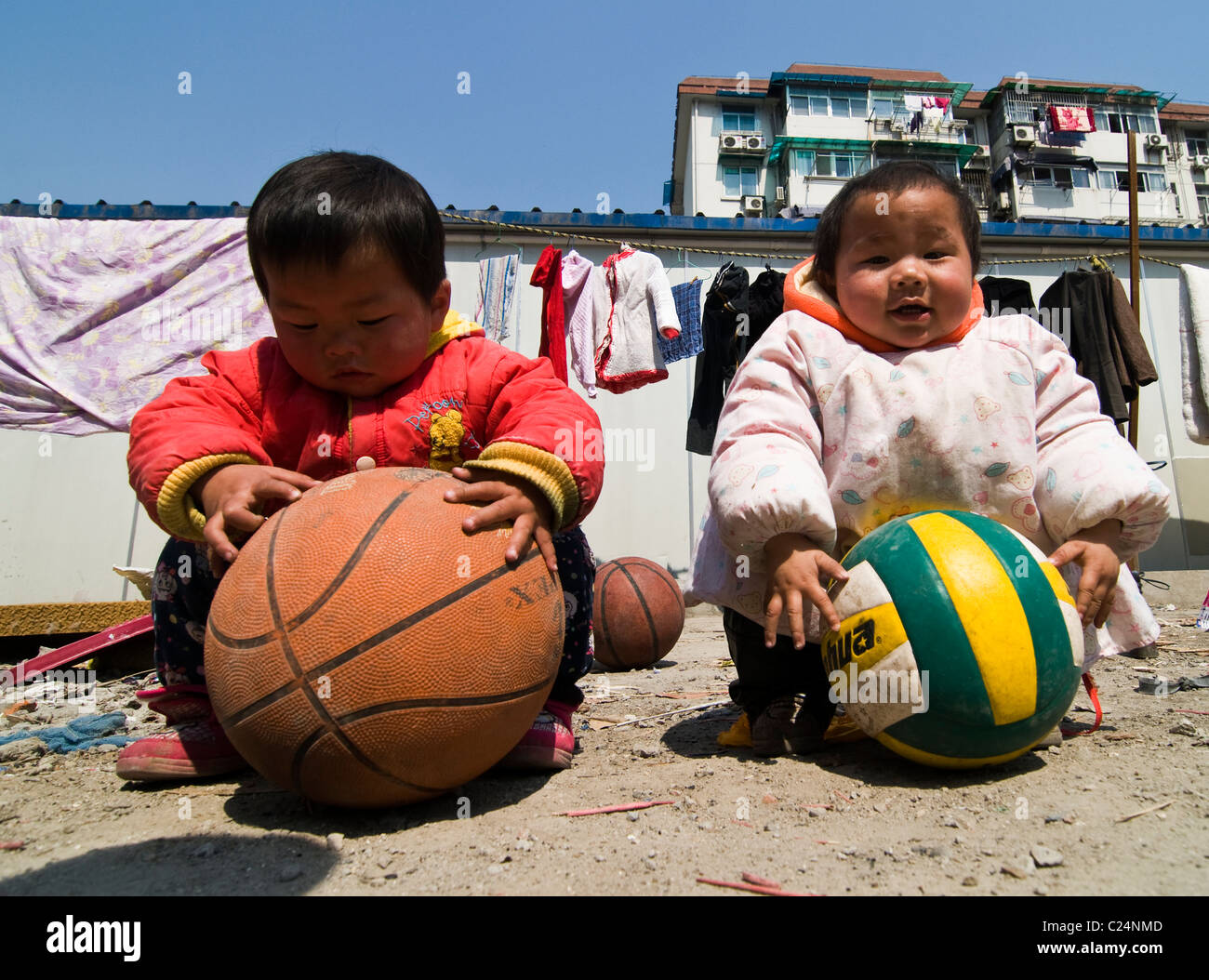 Enfants jouant avec des Chinois mignonnes boules. Banque D'Images