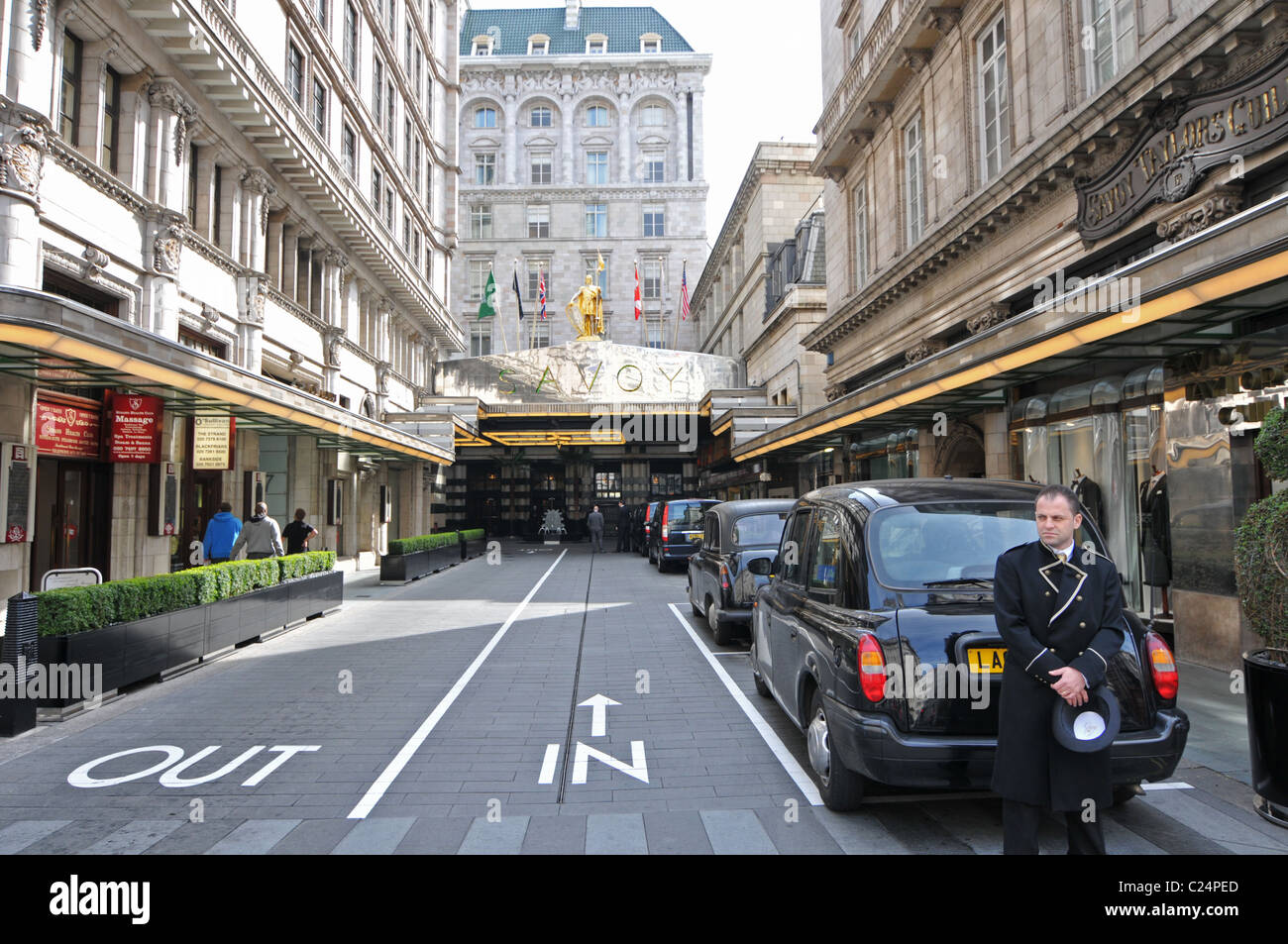 Le Savoy Hôtel The Strand Londres rénovation entrée de l'hôtel London cab taxis concierge chauffeurs en attente Banque D'Images