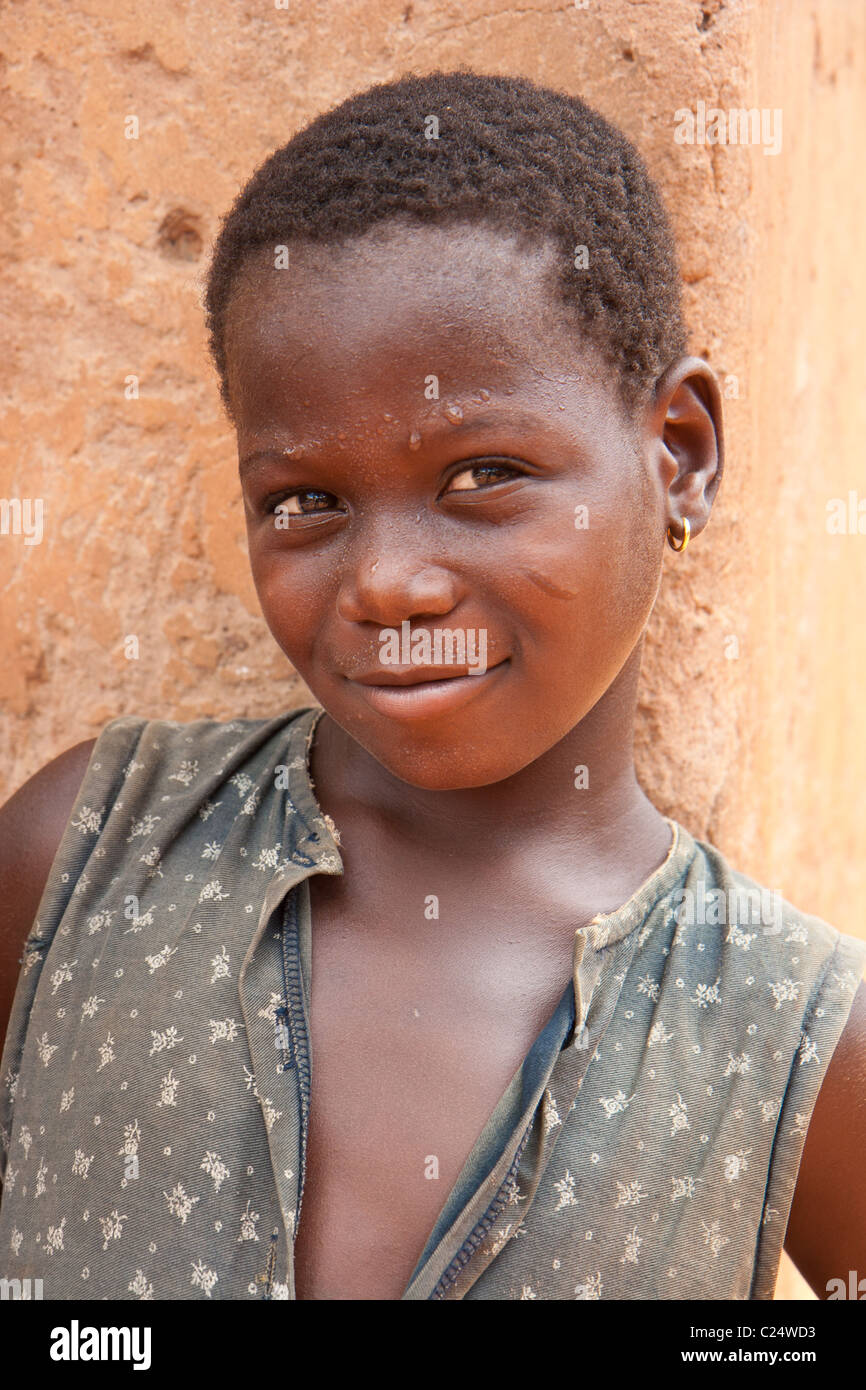 Portrait d'une jeune fille de l'Afrique de l'Ouest. Banque D'Images