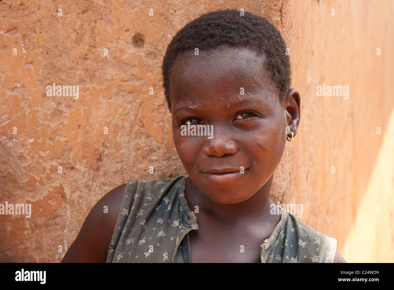 Portrait d'une jeune fille de l'Afrique de l'Ouest. Banque D'Images