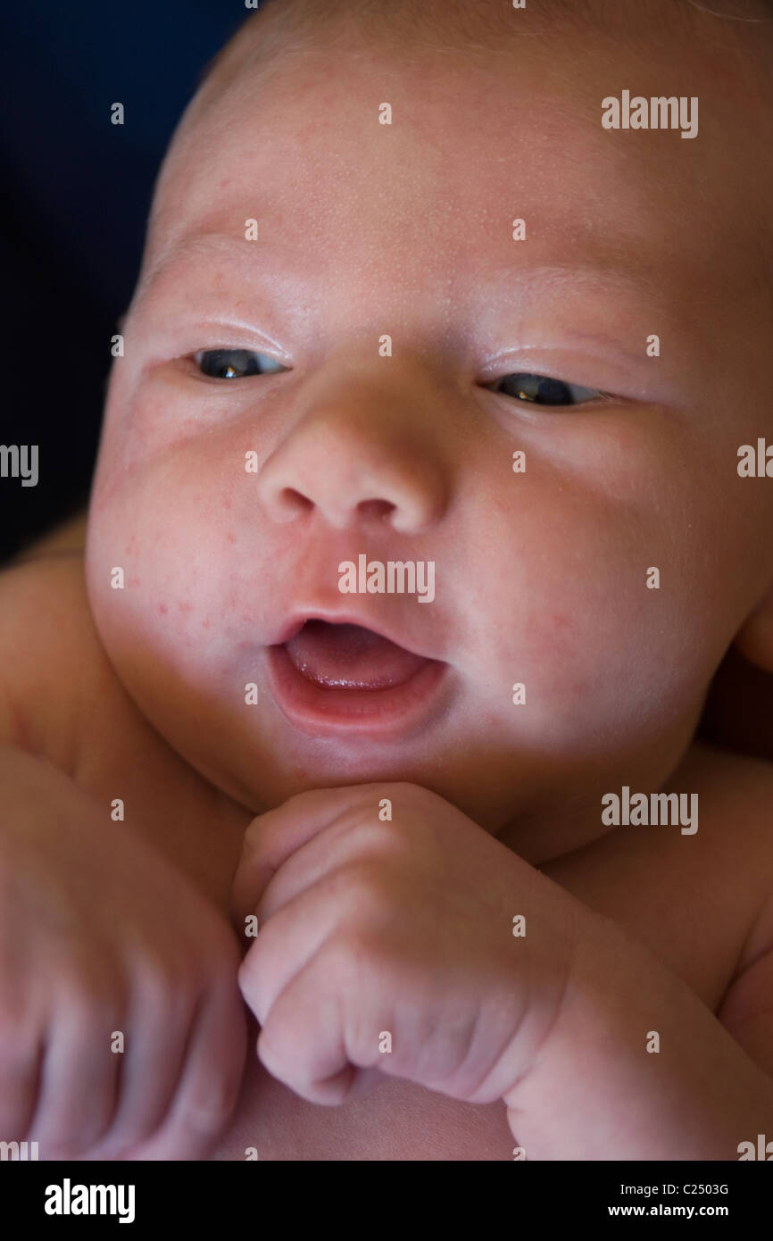 Un bébé de 2 mois Garçon jouant. Banque D'Images