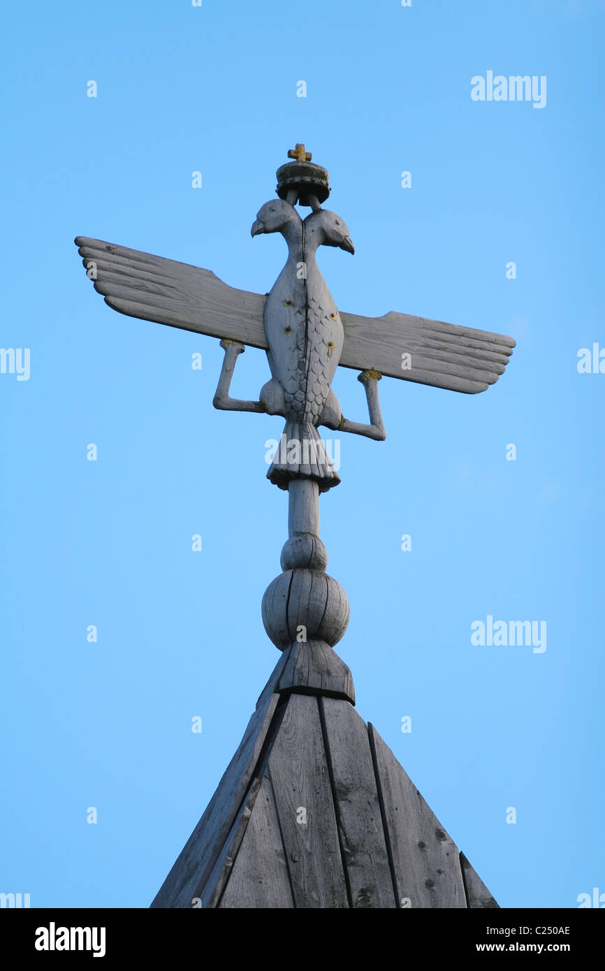 Aigle à deux têtes en bois (blason de Russie) sur le toit de la tour à Obdorsk fort, Salekhard, Russie Banque D'Images